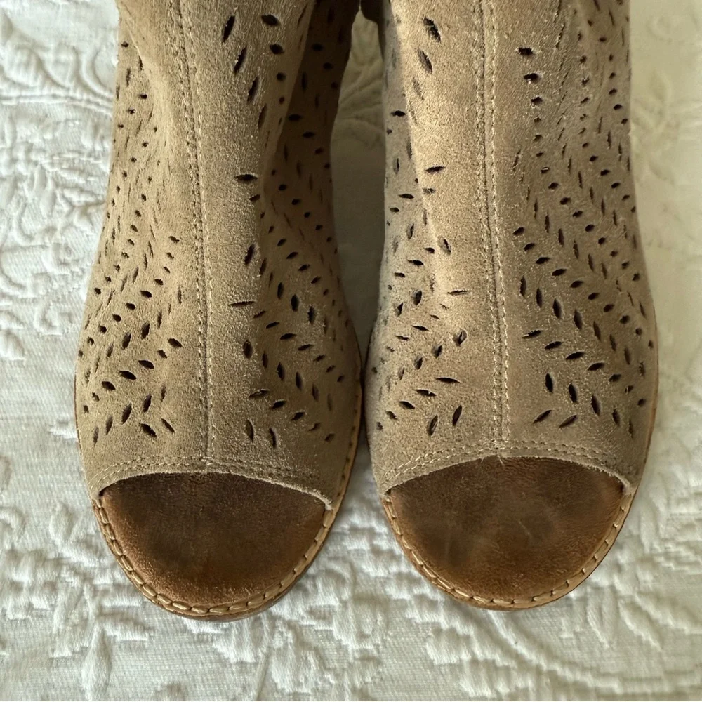 Toms Desert Perforated Taupe Peep Toe Ankle Booties size 9